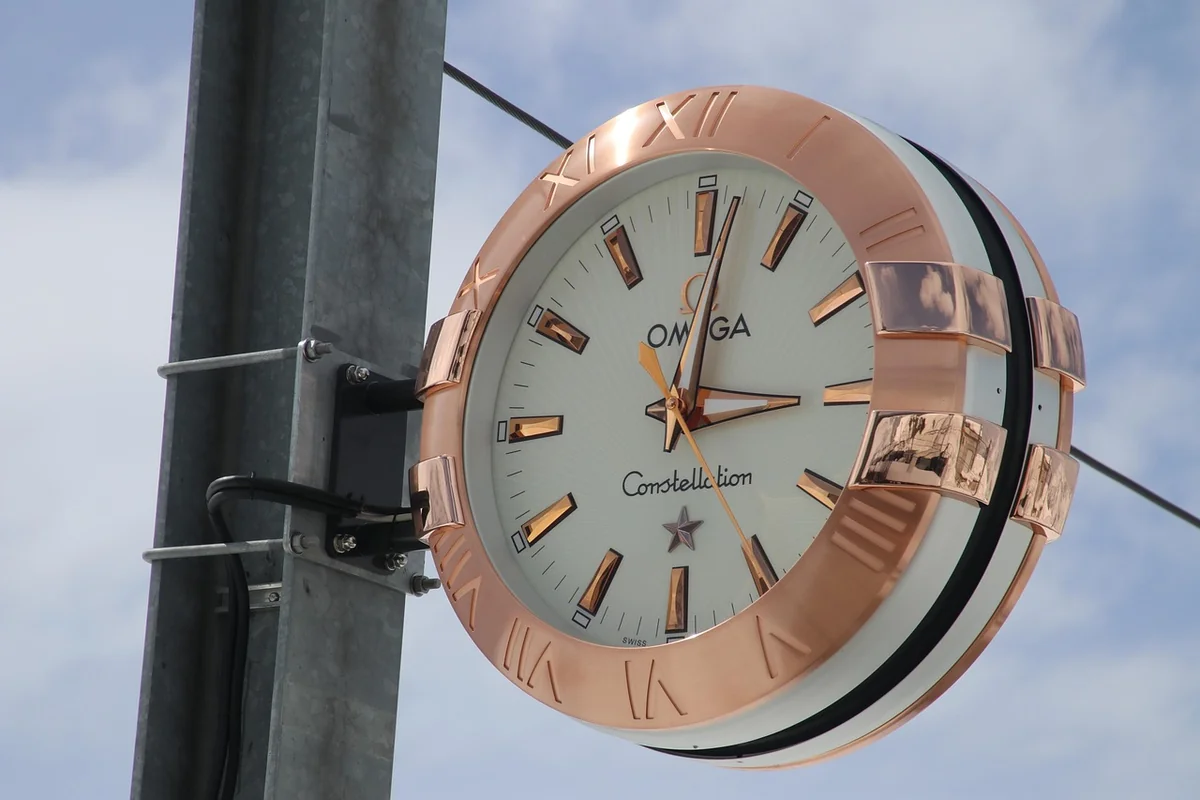 Découvrez l'évolution fascinante de l'omega logo en 2026 : histoire et modernité
